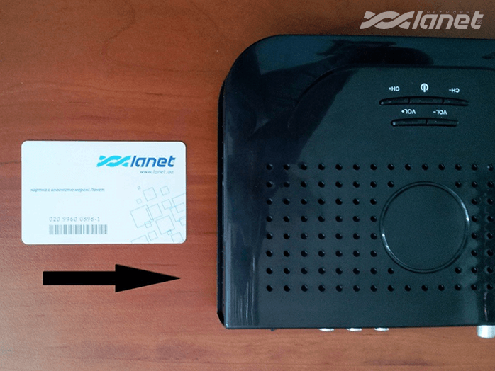 вставьте в тюнер карту авторизації Conax